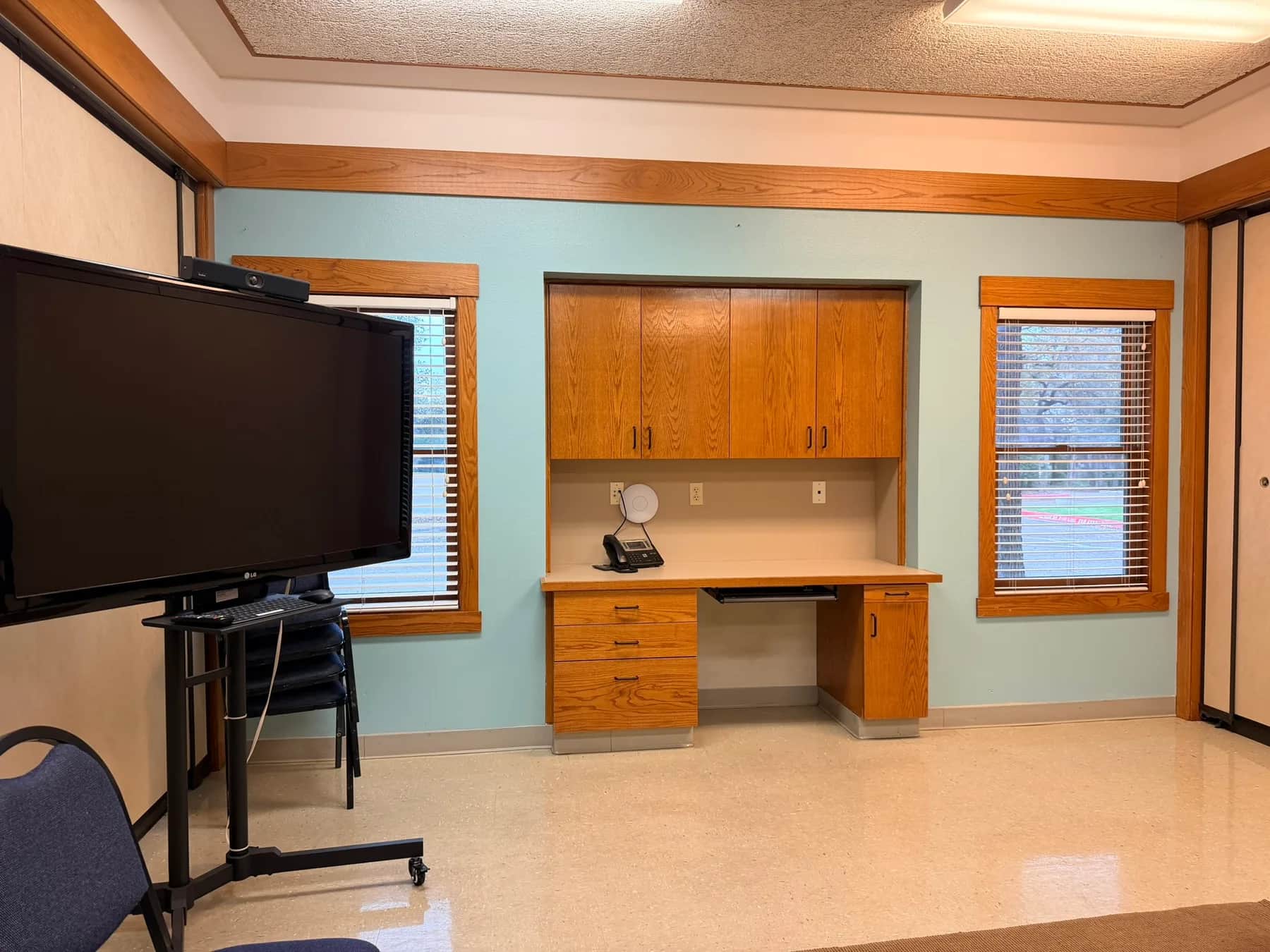 Spacious office photo 1