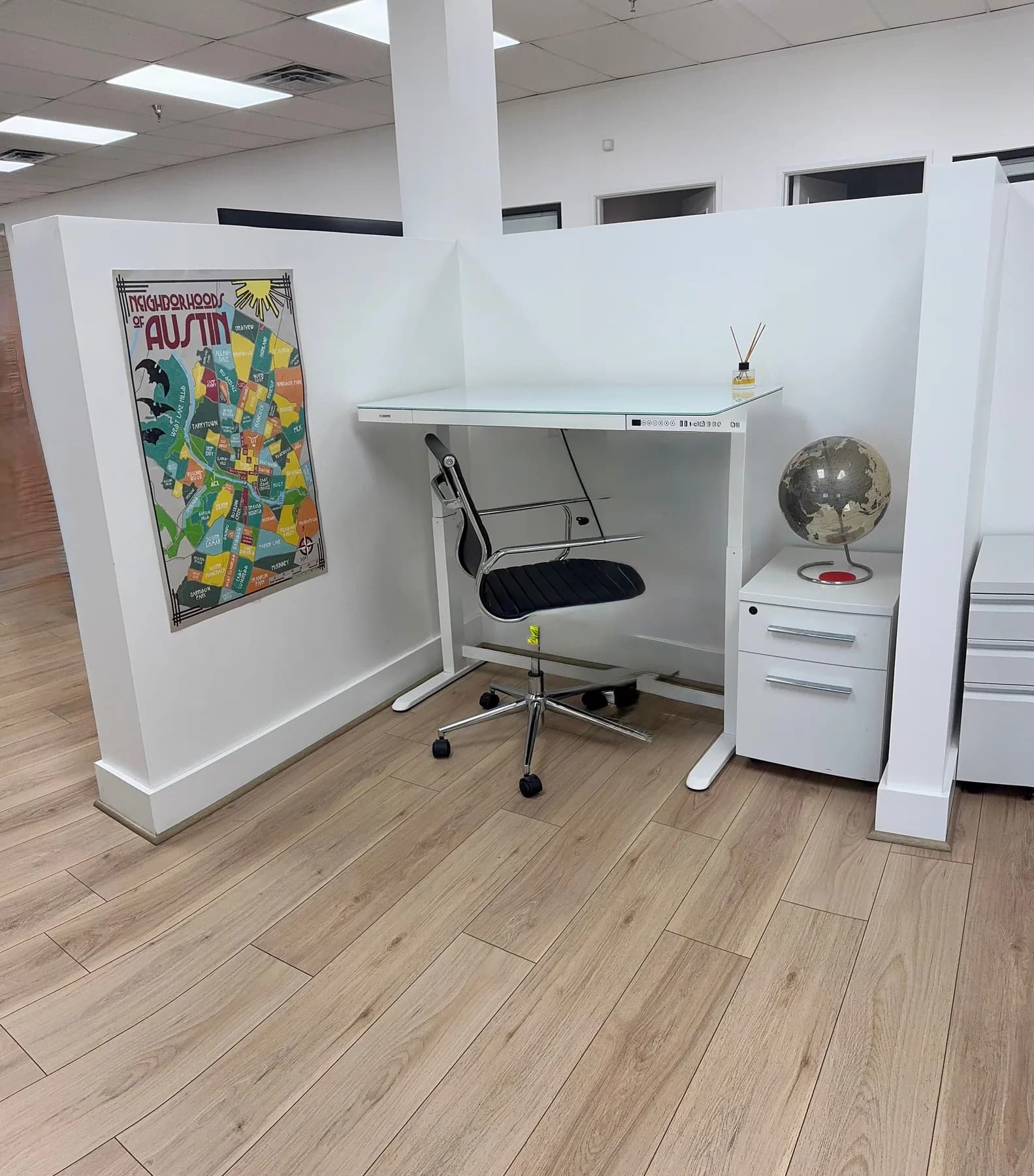 Elegant Hot Desk in Westlake photo 1