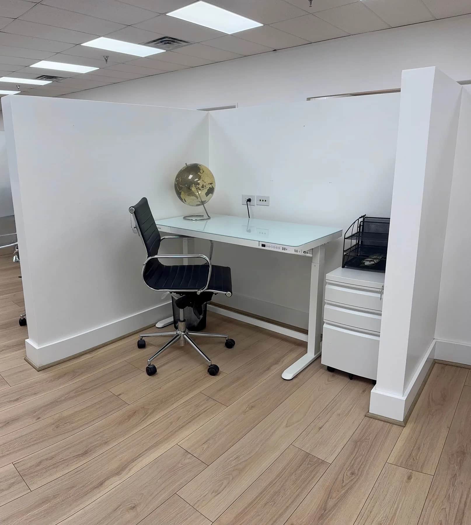Elegant Hot Desk in Westlake photo