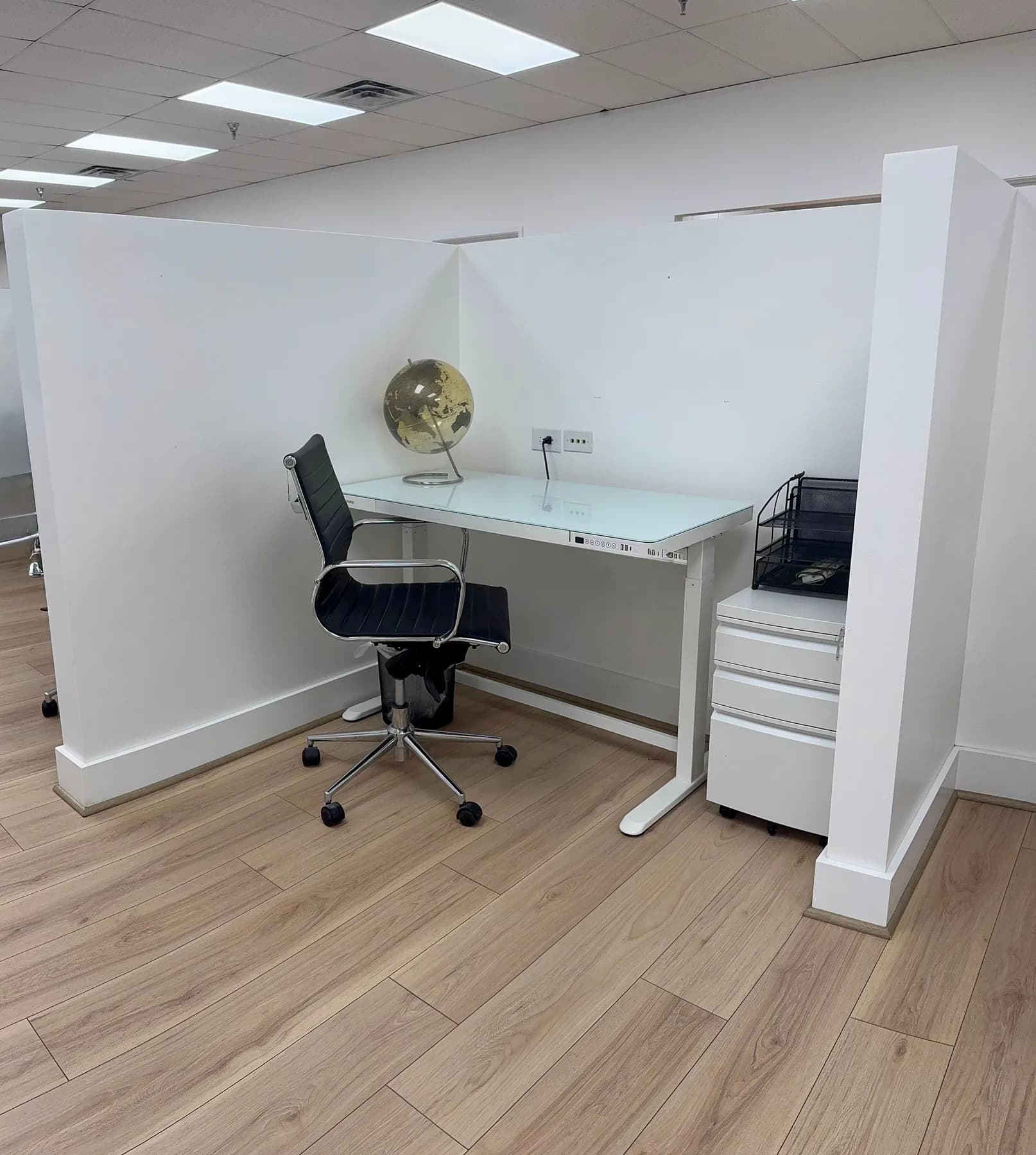 Elegant Hot Desk in Westlake photo 1
