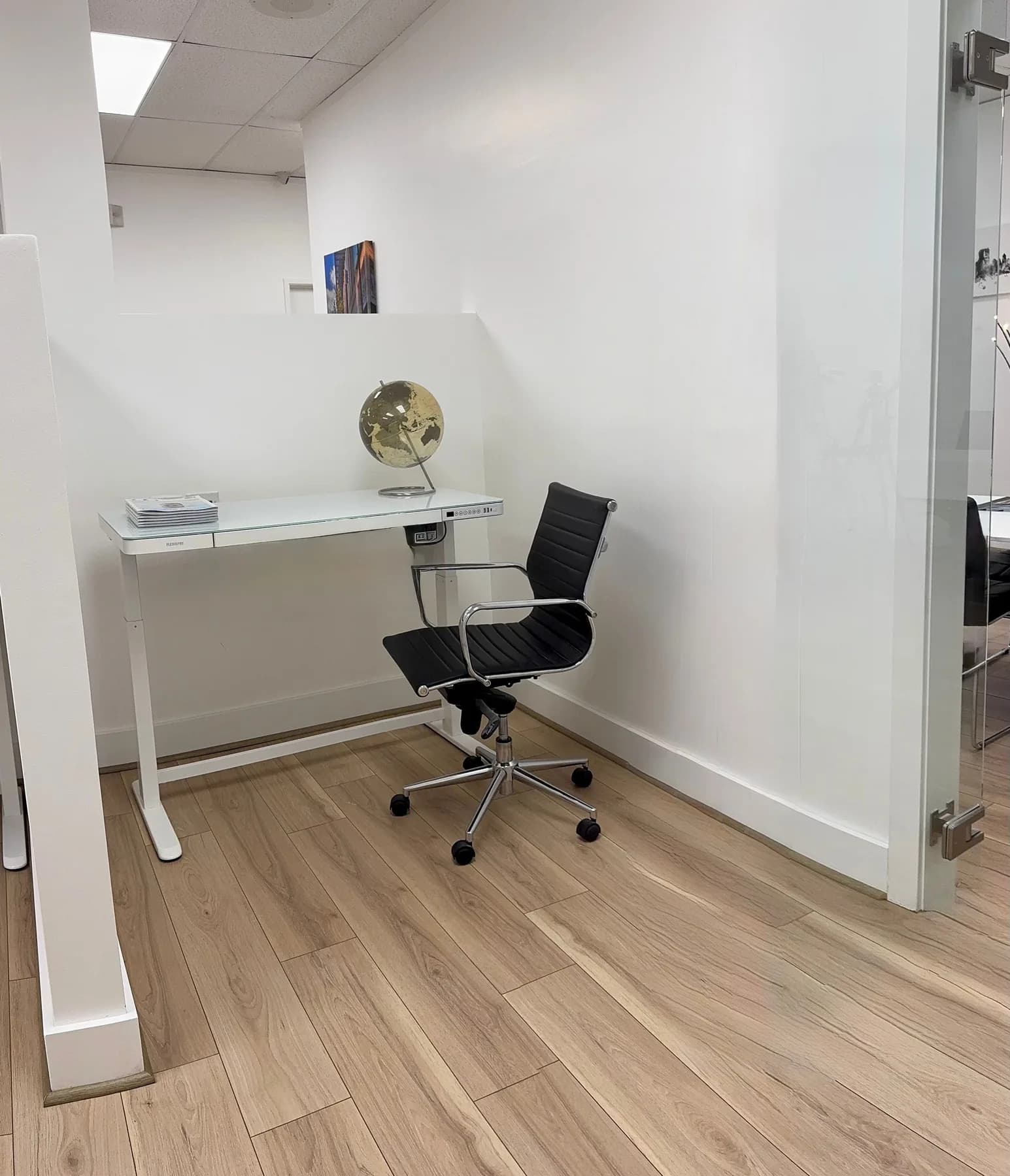 Elegant Hot Desk in Westlake photo 1
