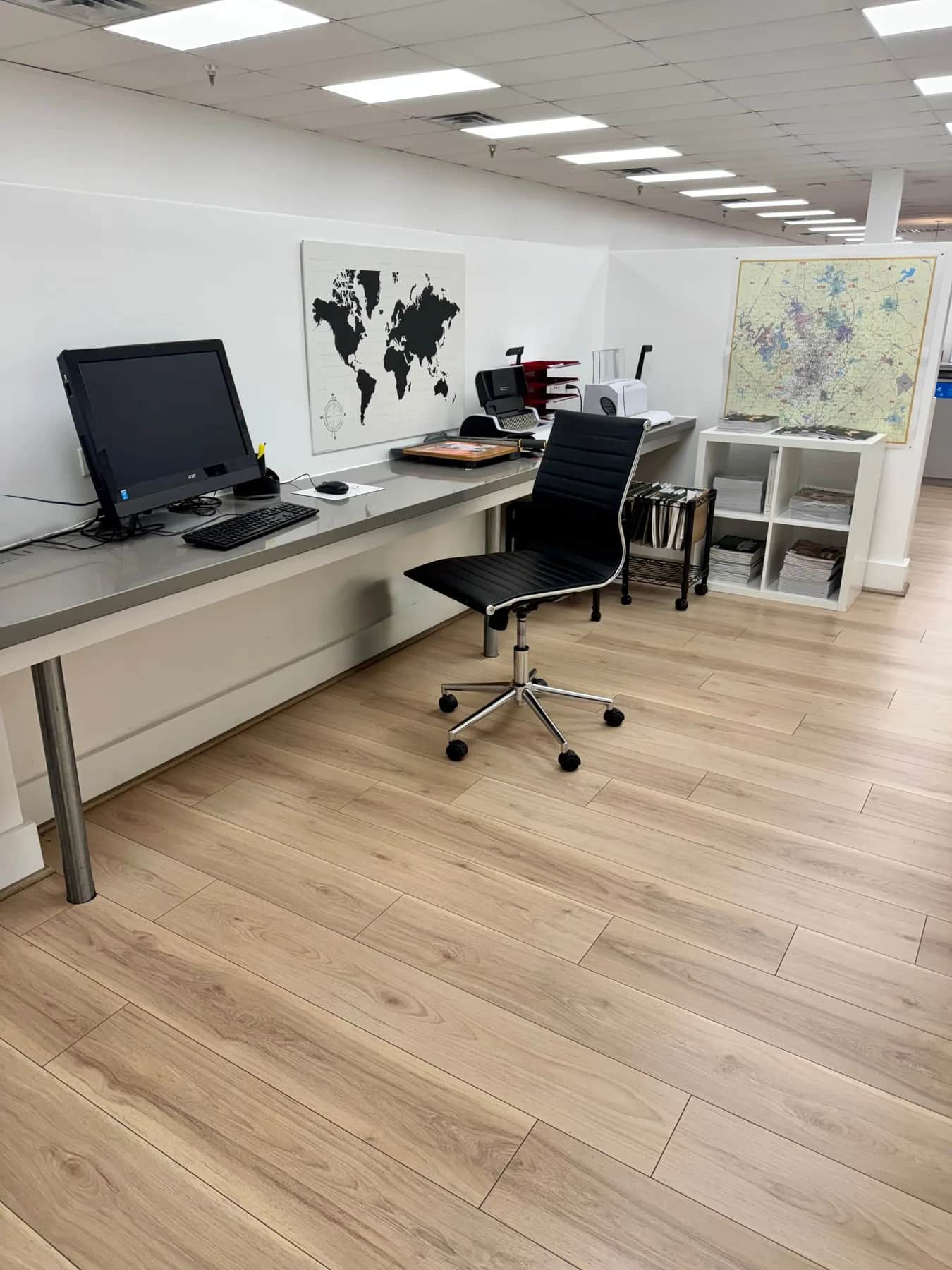 Elegant Hot Desk in Westlake photo