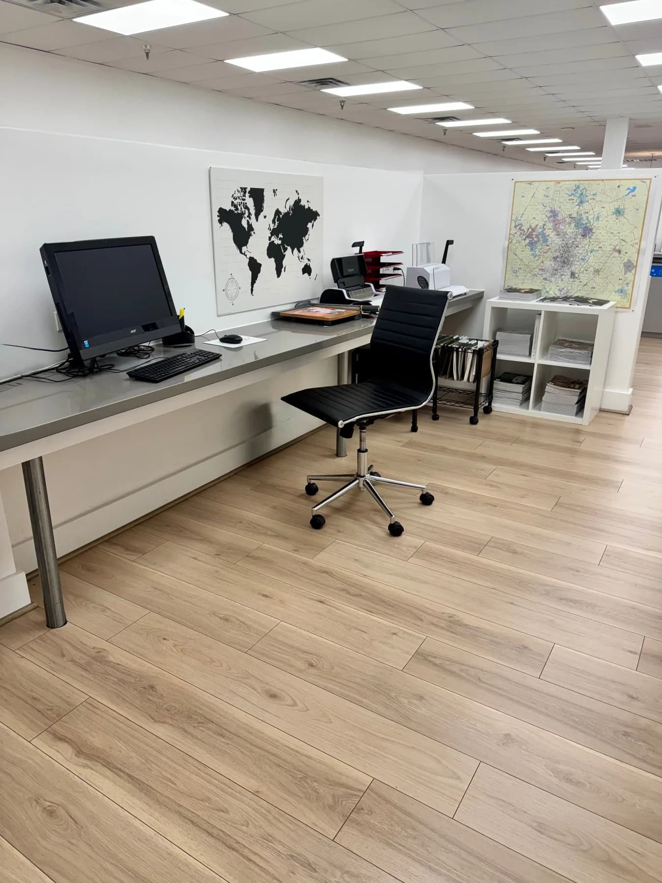 Elegant Hot Desk in Westlake photo 1