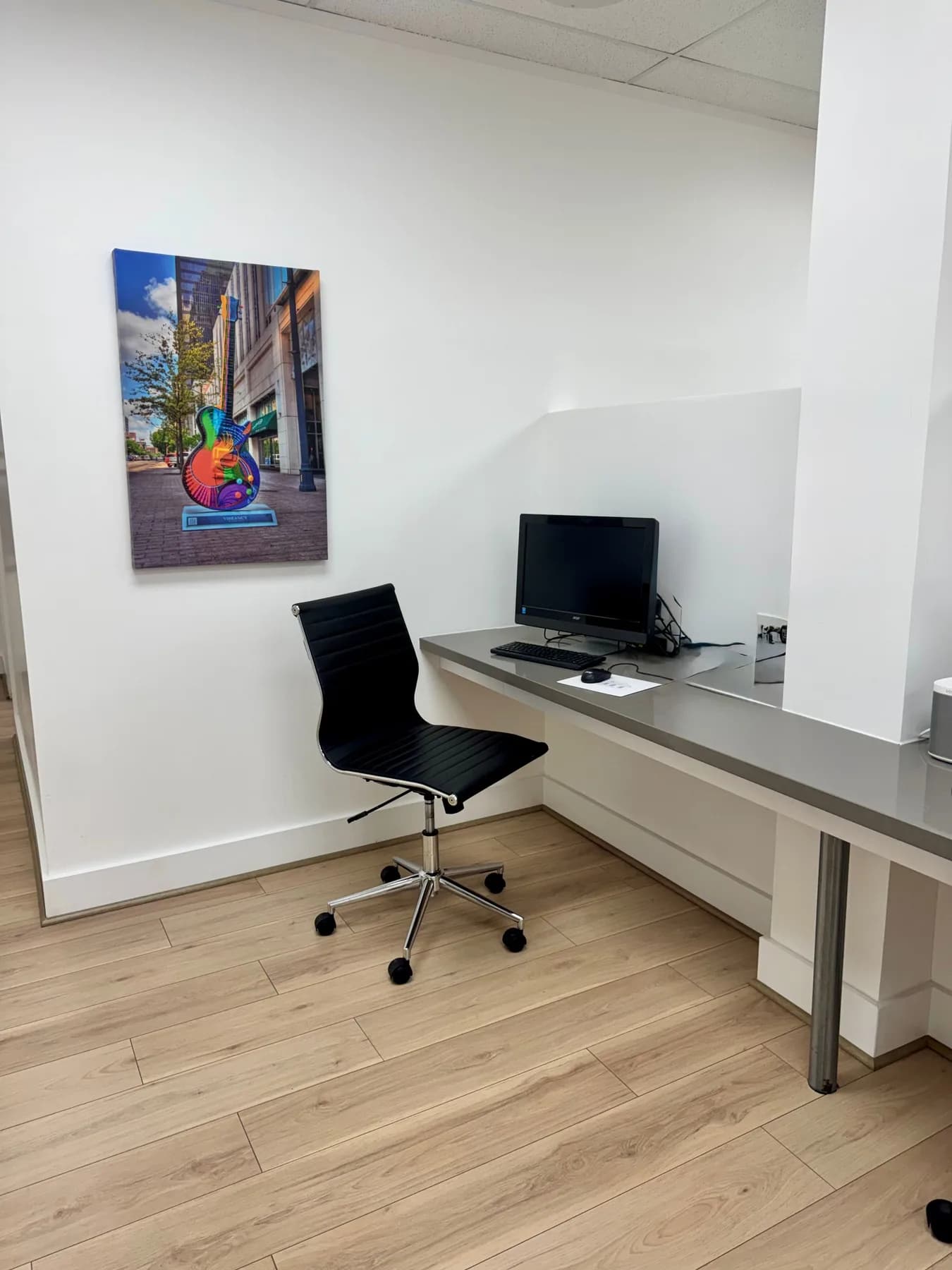 Elegant Hot Desk in Westlake photo 1