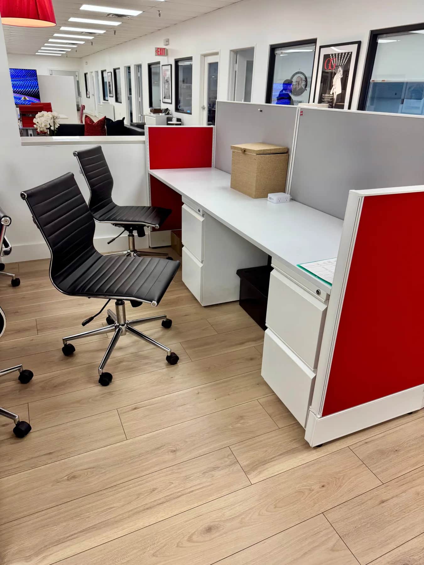 Elegant Hot Desk in Westlake photo