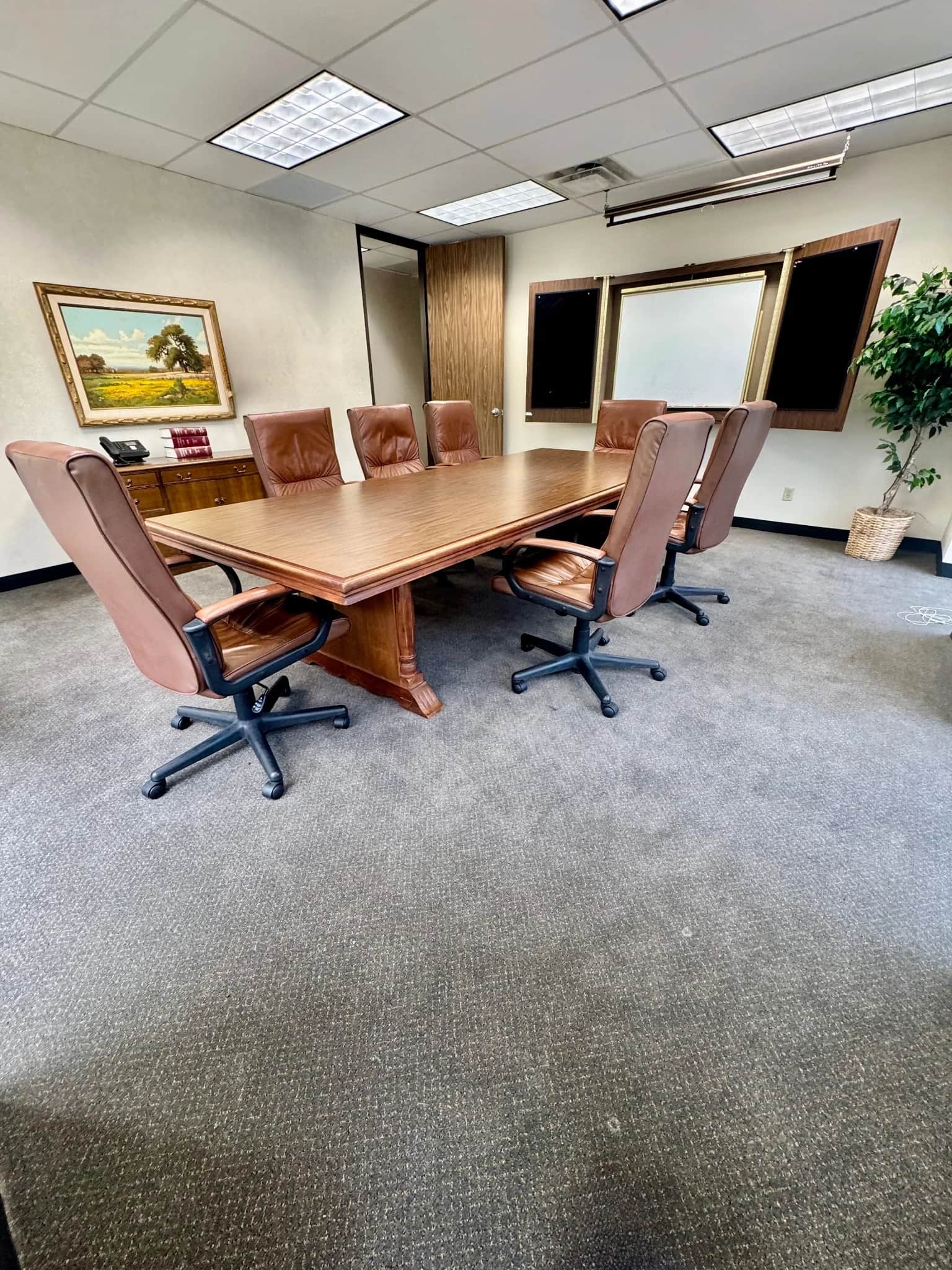 Bright Boardroom for 8 near Courthouse photo